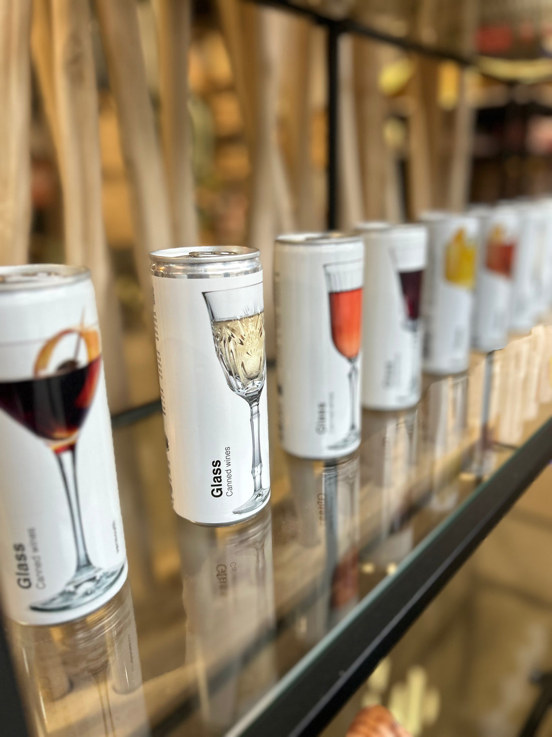 Brindar en Barcelona: la nueva era del vino en lata by Lamonyos