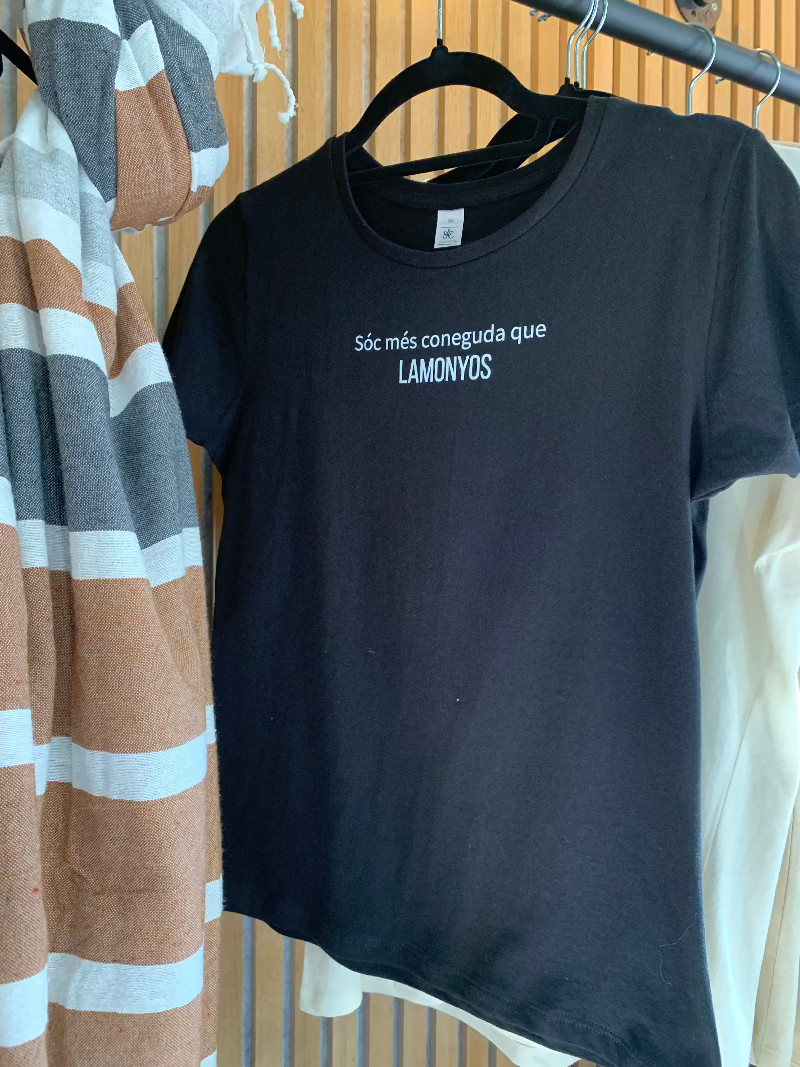 CAMISETAS MUJER BLACK: SOC MES CONEGUDA LAMONYOS