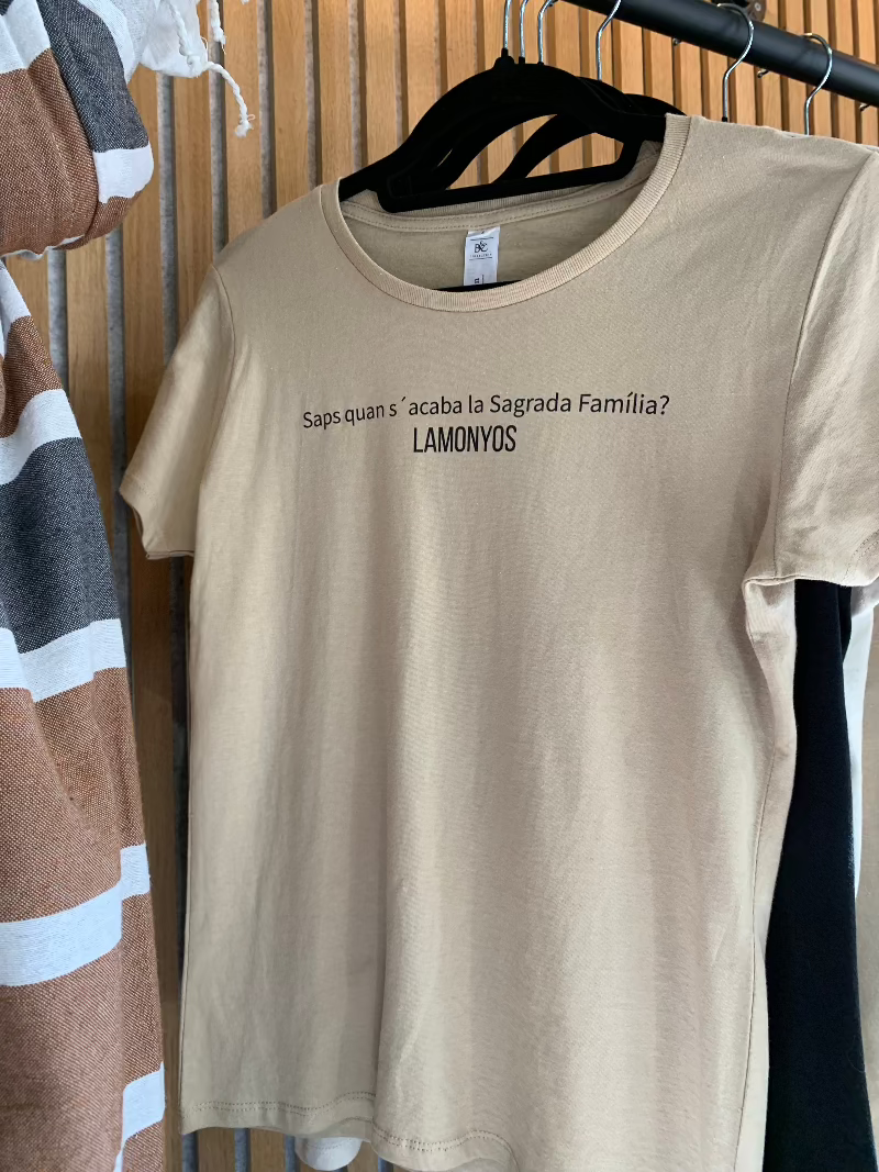 CAMISETAS MUJER TIERRA: SAGRADA FAMILIA LAMONYOS