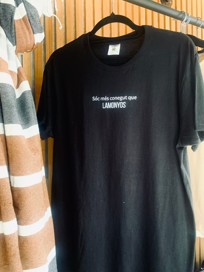 CAMISETAS UNISEX BLACK: SOC MES CONEGUT LAMONYOS