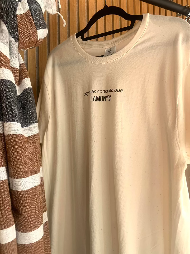 CAMISETAS UNISEX NATURAL: SOY MAS CONOCIDO LAMONYOS