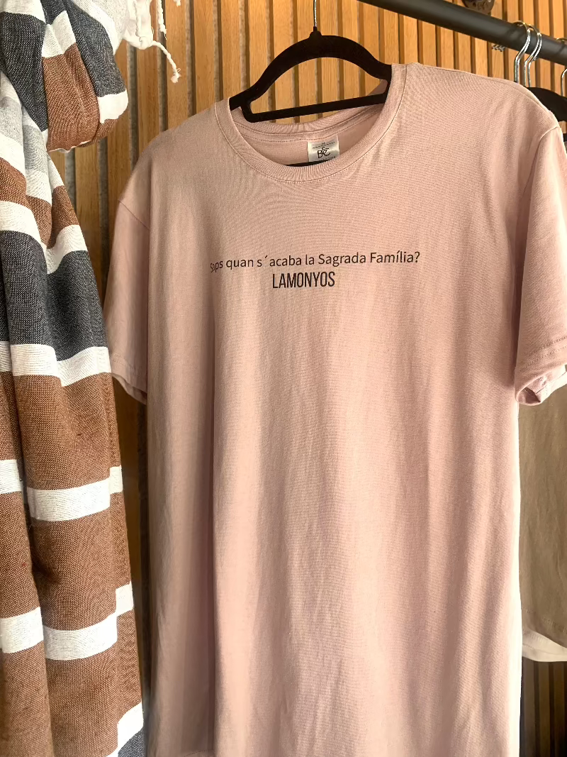 CAMISETAS UNISEX NUDE: SAGRADA FAMILIA LAMONYOS