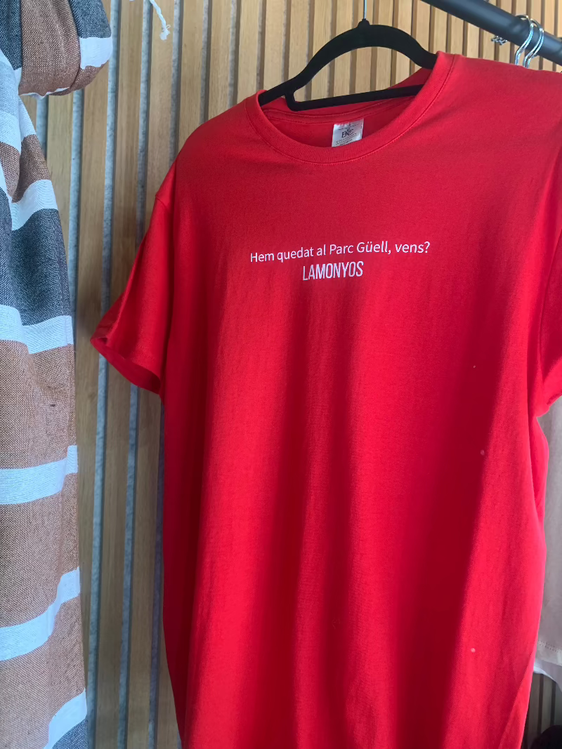CAMISETAS UNISEX ROJO: PARK GÜELL LAMONYOS