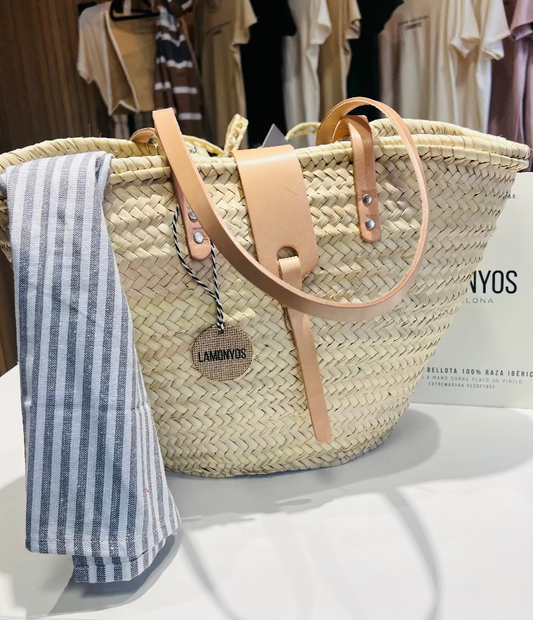 CAPAZO CON CIERRE SOLAPA HECHO A MANO CON ASAS LARGAS BEIGE LAMOMYOS