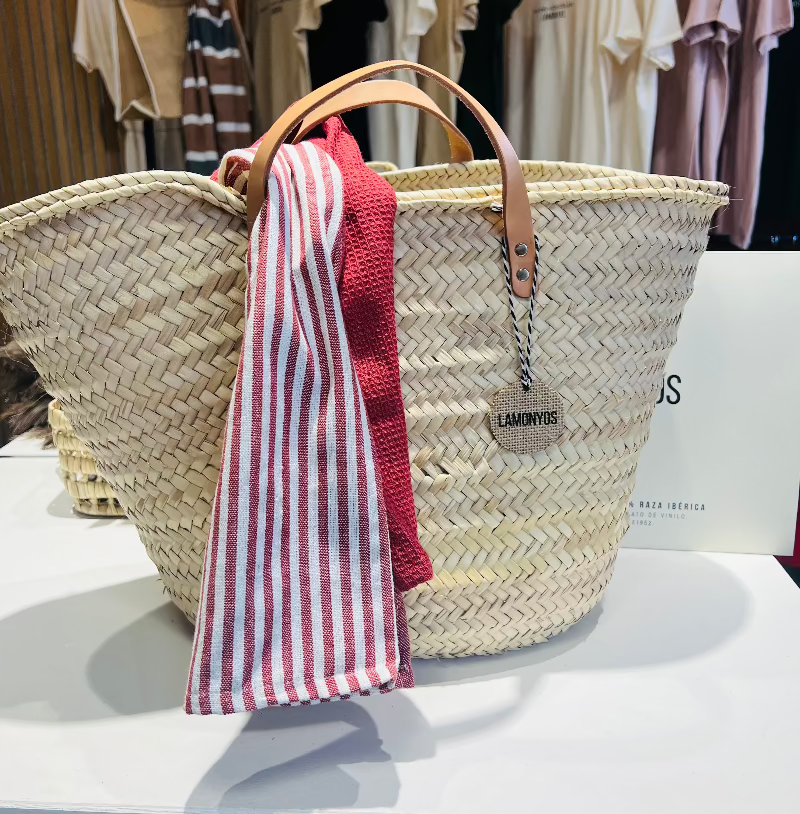 CAPAZO DE PALMA HECHO A MANO CON ASAS BEIGE LAMONYOS