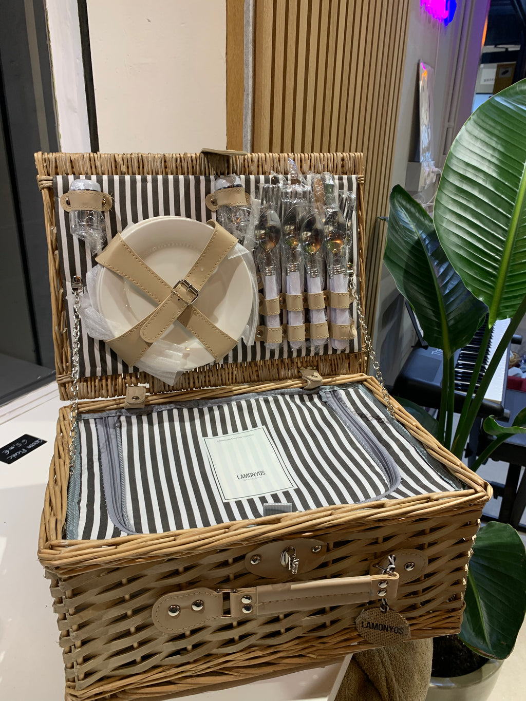 CESTA PICNIC NATURAL RAYAS GRISES 4 SERVICIOS LAMONYOS