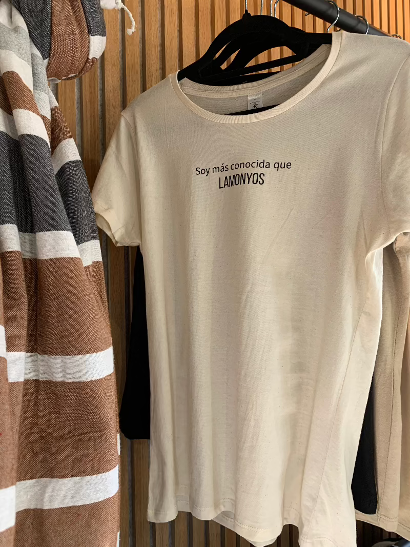 CAMISETAS MUJER NATURAL: SOY MAS CONOCIDA LAMONYOS