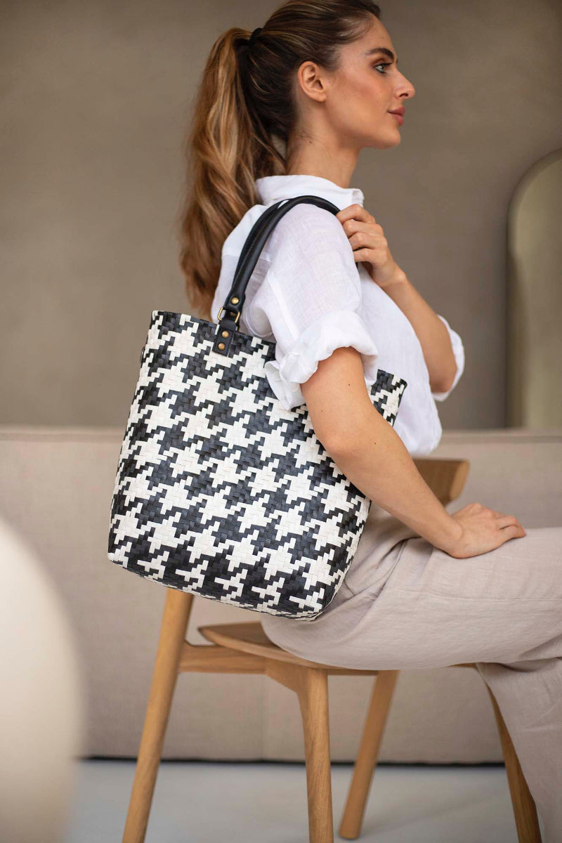 MAYFAIR_PICNIC_SHOPPER_BLACK_WITH_CHAMPAGNE_HANDED_BY_LAMONYOS_1