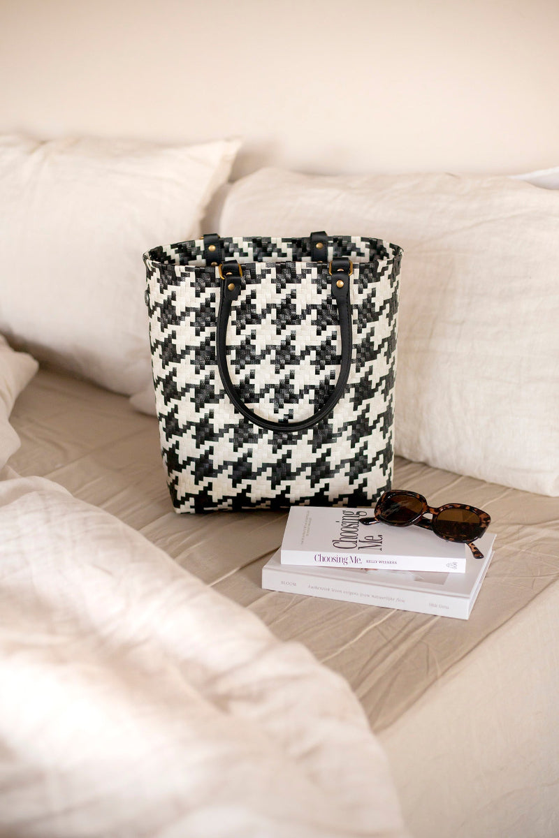 MAYFAIR_PICNIC_SHOPPER_BLACK_WITH_CHAMPAGNE_HANDED_BY_LAMONYOS_2