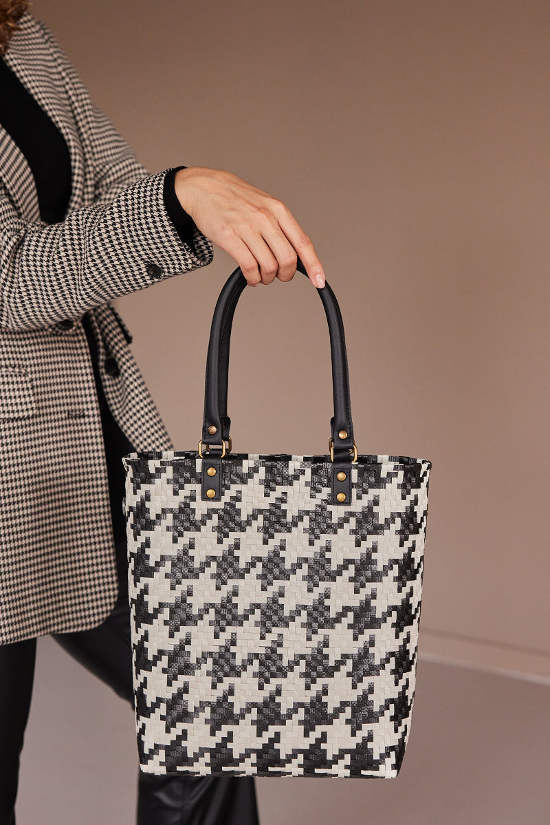 MAYFAIR_PICNIC_SHOPPER_BLACK_WITH_CHAMPAGNE_HANDED_BY_LAMONYOS_3