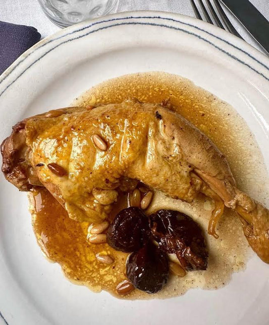POLLO DE PAYES CON CIRUELAS Y PIÑONES JORDI VILA
