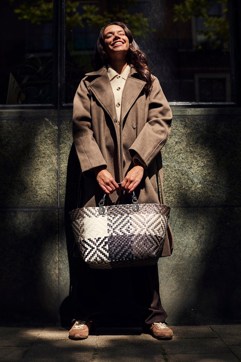 QUINN_PICNIC_SHOPPER_L_BLACK_TAUPE_CHAMPAGNE_HANDED_BY_LAMONYOS_4